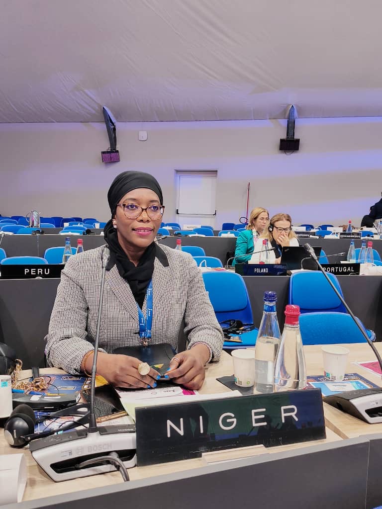 Représentante du Niger assise derrière le chevalet NIGER au Conseil des gouverneurs du FIDA à Rome