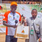 Remise d'un sac BAGRI à un participant devant le stand de la banque au SAHEL 2025