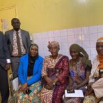 Représentants de la BAGRI avec des femmes bénéficiaires lors de la remise d'un don à Yasmina