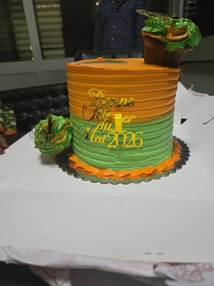 Gâteau orange et vert « Bonne fête du 1er Mai 2026 »
