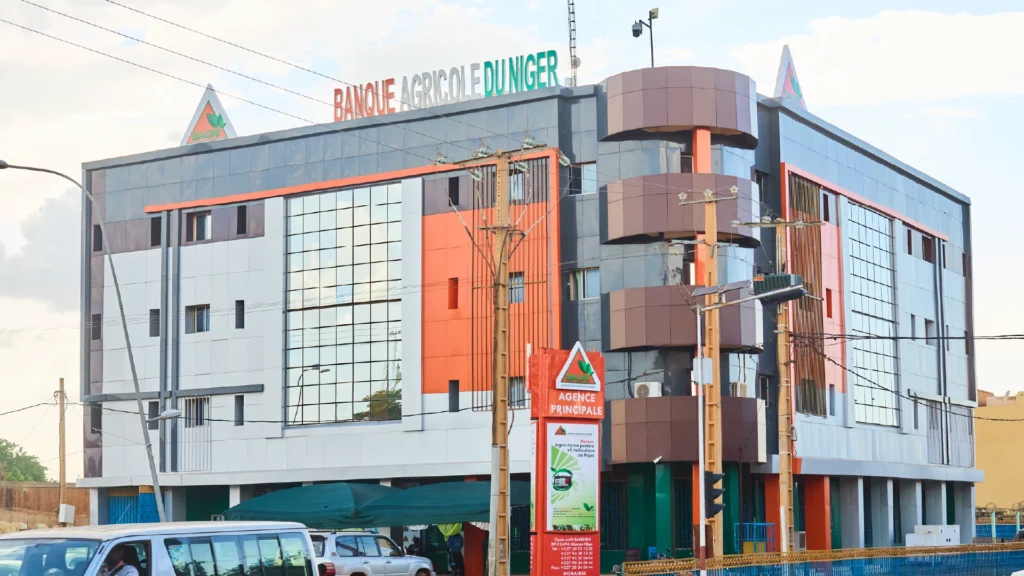 Siège de la Banque Agricole du Niger à Niamey, façade orange et grise