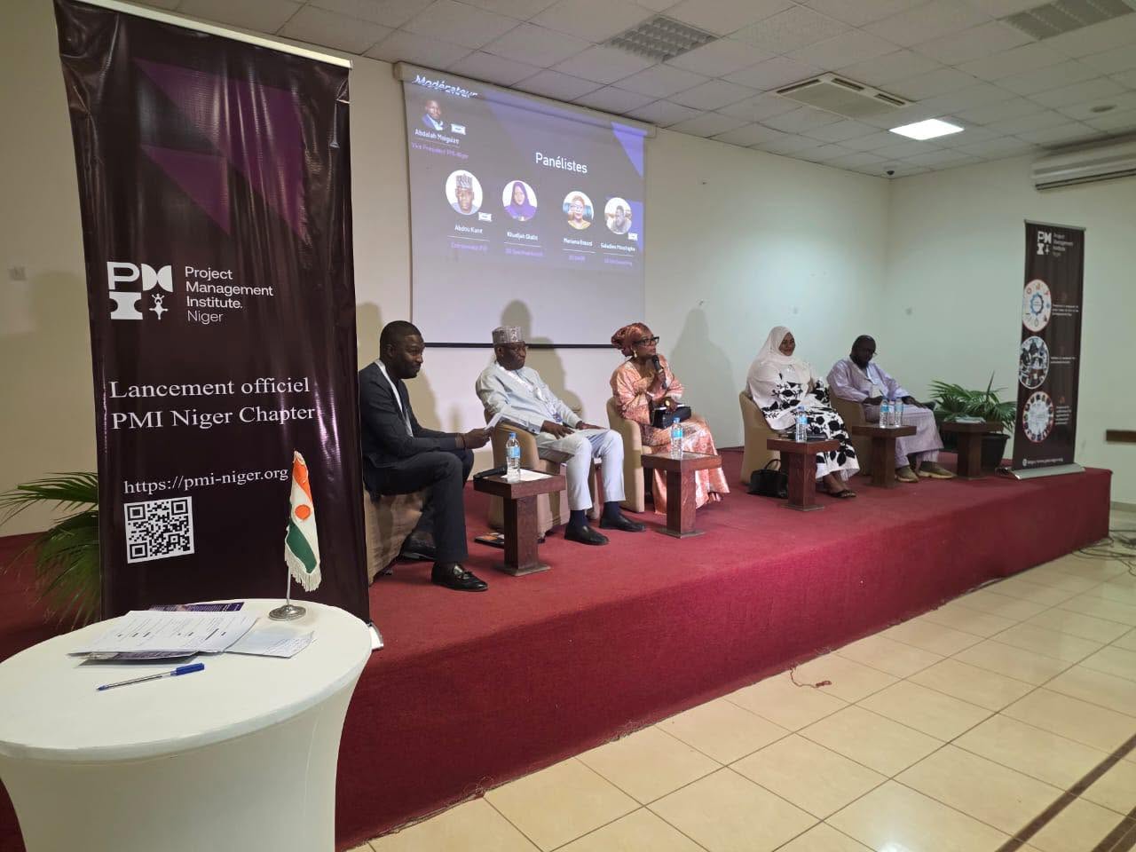 Panel sur scène lors du lancement officiel du chapitre PMI Niger