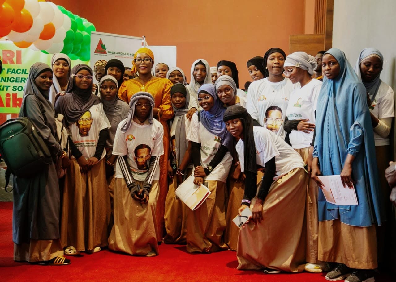 Groupe de jeunes femmes au stand de la BAGRI