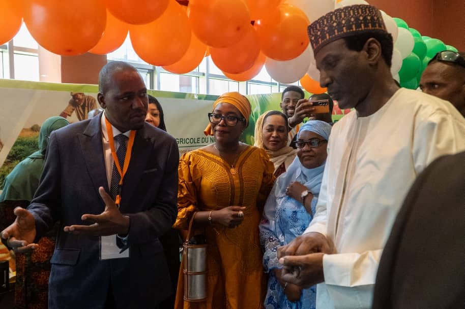 Officiels visitant le stand de la Banque Agricole du Niger