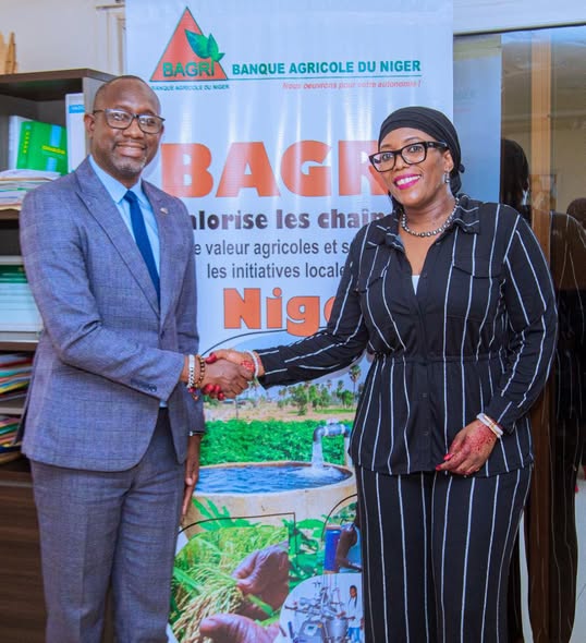 Poignée de main devant le kakémono « BAGRI valorise les chaînes de valeur agricoles »