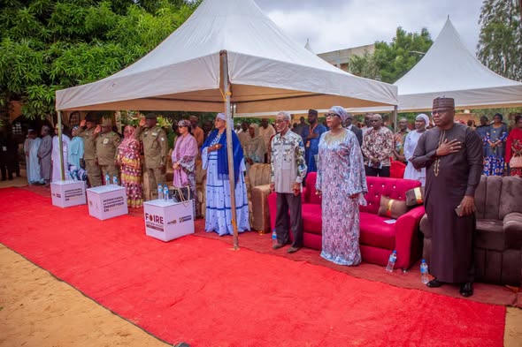 Officiels sur le tapis rouge à l'ouverture de la Foire Arzikin Haske