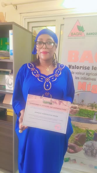 Bénéficiaire présentant son attestation de témoignage à la BAGRI