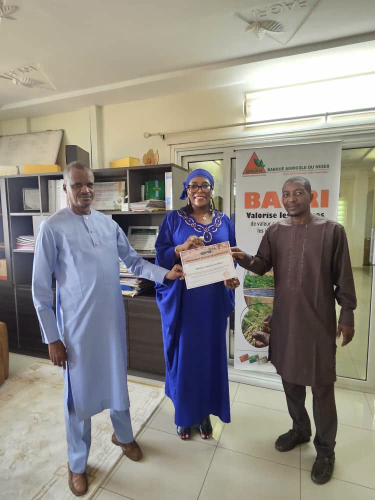 Remise d'une attestation dans les locaux de la BAGRI