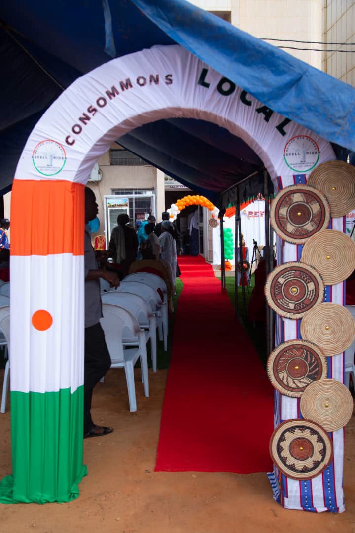 Entrée de l'exposition « Consommons local » aux couleurs du Niger